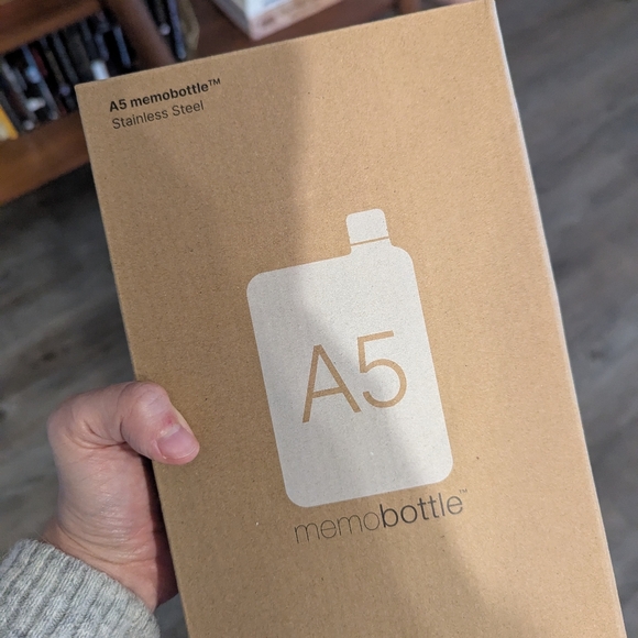 Memo Bottle - 36 oz Stainless Steel Flat Water Bottle - Picture 2 of 4